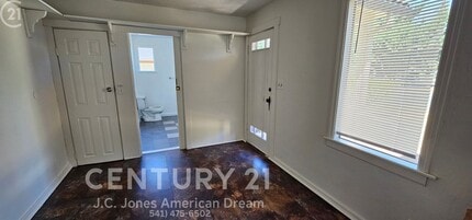 909 SW Bridge St in Grants Pass, OR - Building Photo - Building Photo