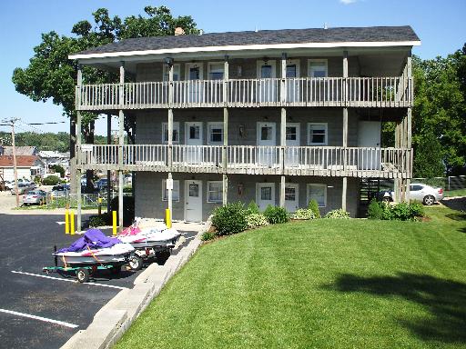 109 Lakeview Ave in Fox Lake, IL - Building Photo