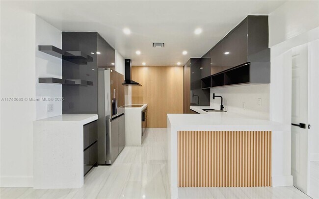 8381 NW 11th St in Pembroke Pines, FL - Foto de edificio - Building Photo