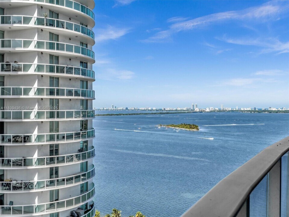 488 NE 18th St in Miami, FL - Building Photo