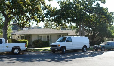 83 Melrose Ave in Pasadena, CA - Foto de edificio - Building Photo