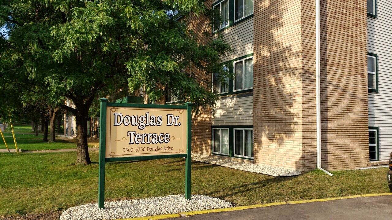 Douglas Drive Terrace in Crystal, MN - Foto de edificio