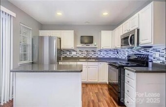 10519 Yellow Rose Ln in Charlotte, NC - Foto de edificio - Building Photo