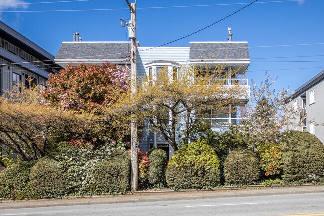 Harbour View Apartments in North Vancouver, BC - Building Photo - Building Photo