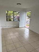 1074 NW 27th St in Miami, FL - Building Photo - Building Photo