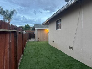 1378 Windsor Way in Brentwood, CA - Foto de edificio - Building Photo