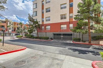 63 E Agate Ave in Las Vegas, NV - Foto de edificio - Building Photo