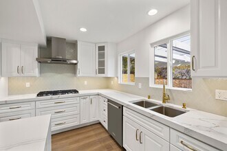 20152 Redlands Dr in Newport Beach, CA - Building Photo - Building Photo