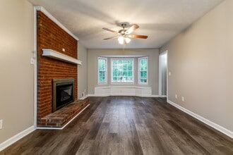 1212 Summit Links Ct in Snellville, GA - Foto de edificio - Building Photo