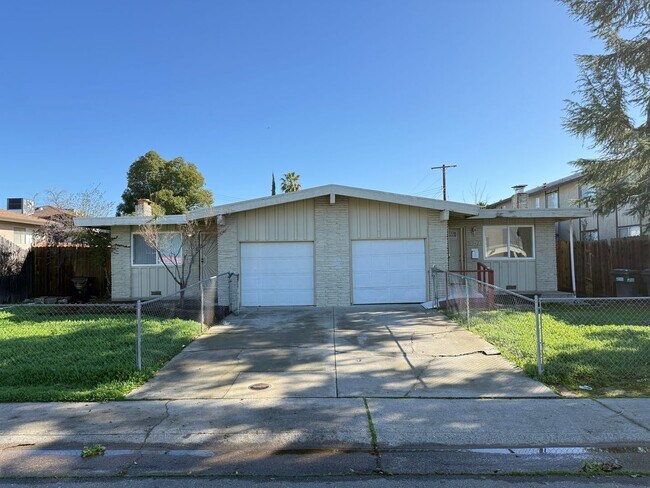 1942 Wright St in Sacramento, CA - Building Photo - Building Photo