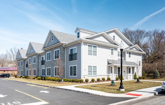 Montvale Station Apartments in Montvale, NJ - Foto de edificio - Primary Photo