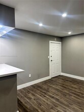 9449 SW 76th St-Unit -T5 in Miami, FL - Foto de edificio - Building Photo