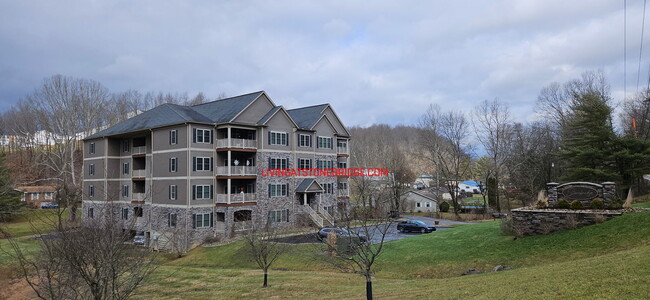 101 Country Meadow Ln, Unit 306. in Bridgeport, WV - Building Photo - Building Photo