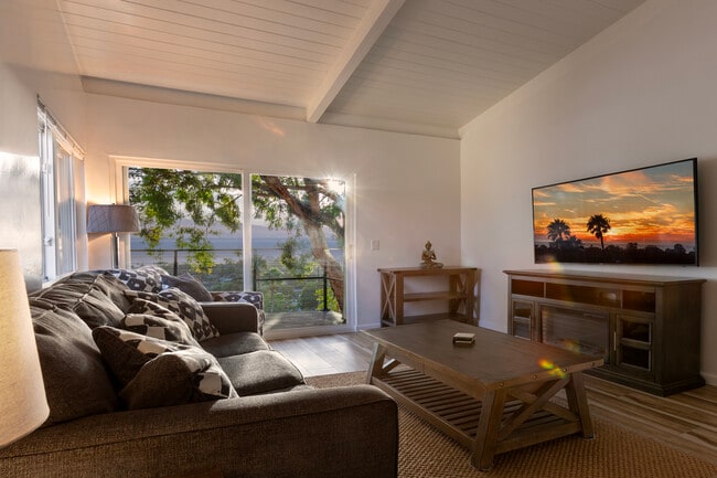 Channel View Apartments in Santa Barbara, CA - Foto de edificio - Building Photo