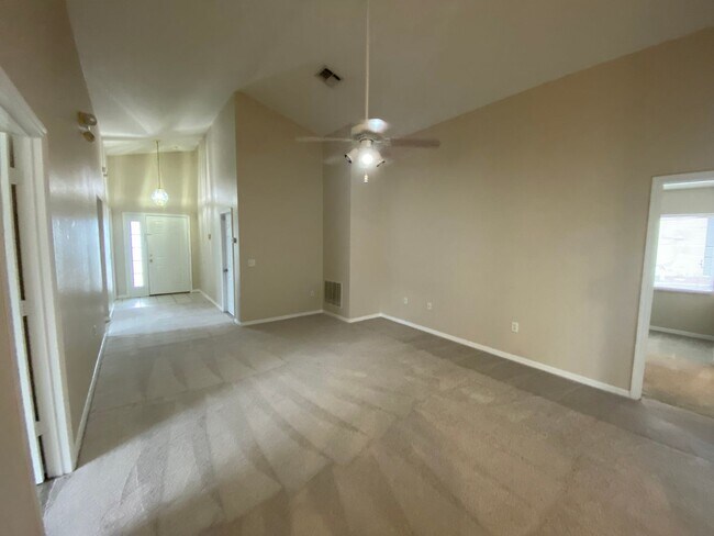 744 Hillcrest Dr in Davenport, FL - Building Photo - Building Photo