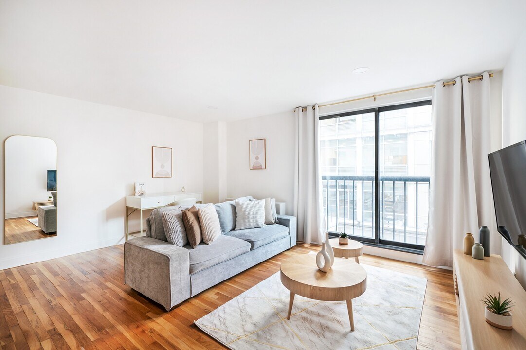 123 E 54th St in New York, NY - Building Photo