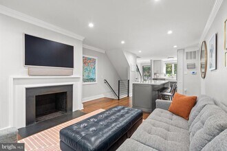 1220 W Abingdon Dr in Alexandria, VA - Building Photo - Building Photo