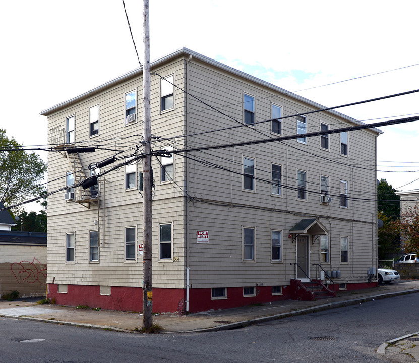 560-564 Douglas Ave in Providence, RI - Foto de edificio