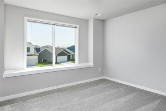 16609 Oakwood Dr in Urbandale, IA - Building Photo - Building Photo