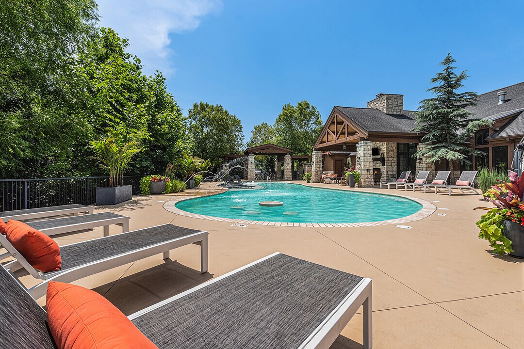 Highlands Lodge in Overland Park, KS - Foto de edificio