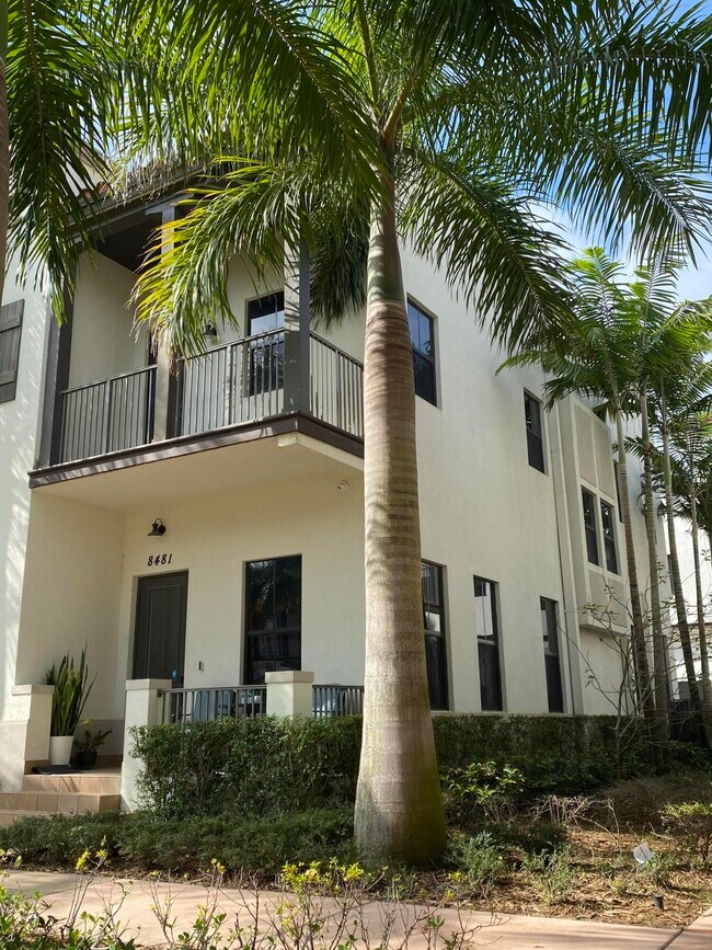 8481 NW 51st Terrace in Doral, FL - Building Photo - Building Photo