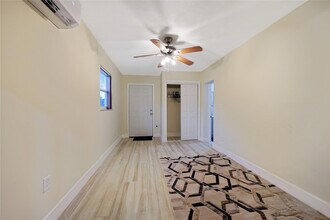 8453 Southampton Dr in Miramar, FL - Building Photo - Building Photo