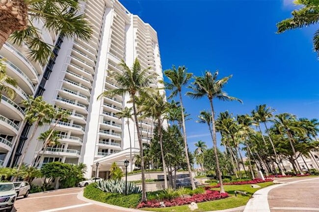 21050 NE 38th Ave in Aventura, FL - Building Photo - Building Photo