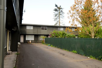 Holly Tree Apartments in Kent, WA - Building Photo - Building Photo