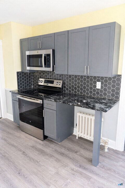 65 Wooding St in Bristol, CT - Building Photo