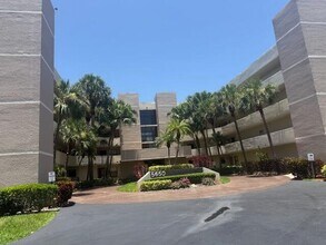 5650 Camino Del Sol in Boca Raton, FL - Building Photo - Building Photo