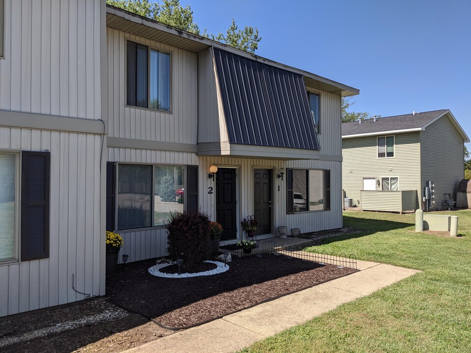 1904 Nancy Ct in Champaign, IL - Building Photo