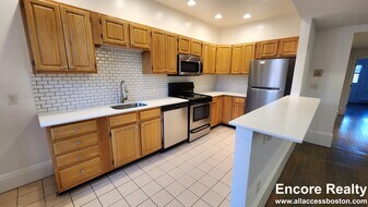 1404 Beacon St in Brookline, MA - Building Photo