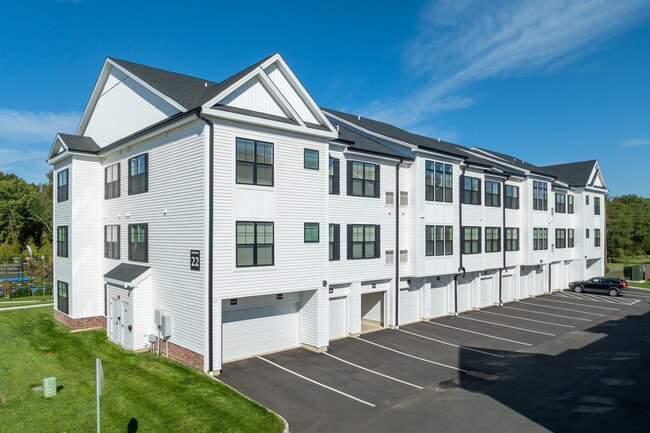 The Village at Hamilton Green (1651 Klockner) in Hamilton, NJ - Foto de edificio - Building Photo