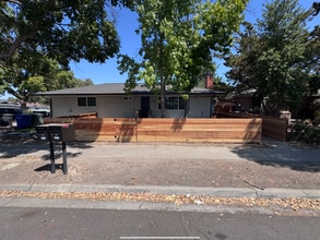 2312 Vera Cruz Dr in Modesto, CA - Foto de edificio - Building Photo