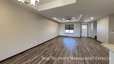 3 Bed 2 Bath Townhome w/ Double Garage in in Sioux Falls, SD - Building Photo - Building Photo