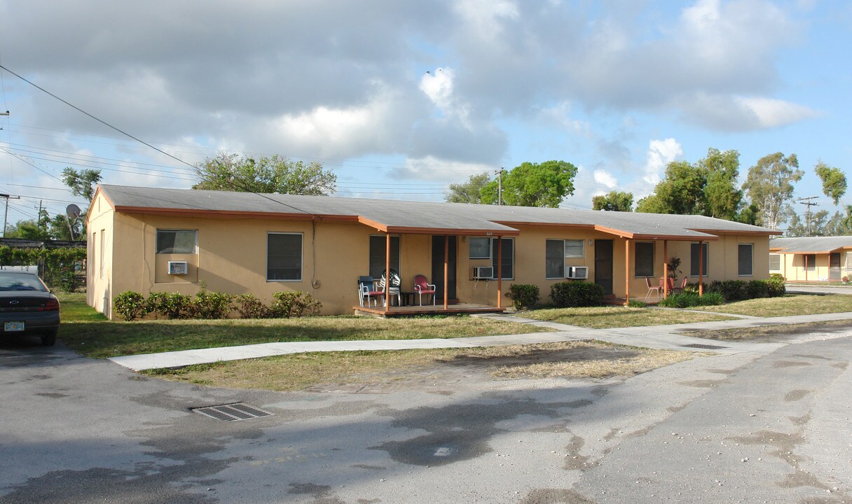 820 NW 12th Ter in Fort Lauderdale, FL - Building Photo