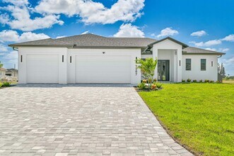 1307 NW 40th Pl in Cape Coral, FL - Building Photo - Building Photo