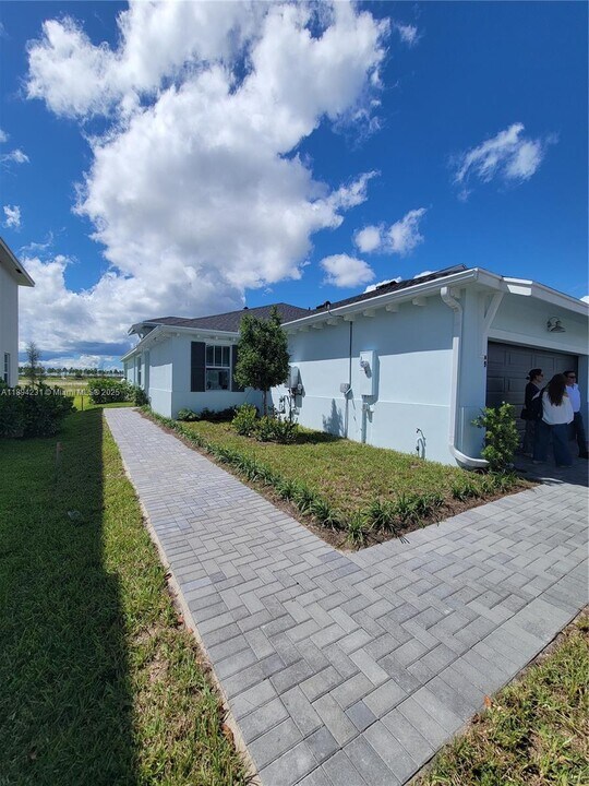 1689 Whistlegrass Ln in Loxahatchee, FL - Building Photo