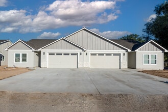 304 Johnson Rd in Fruitland, ID - Building Photo - Building Photo