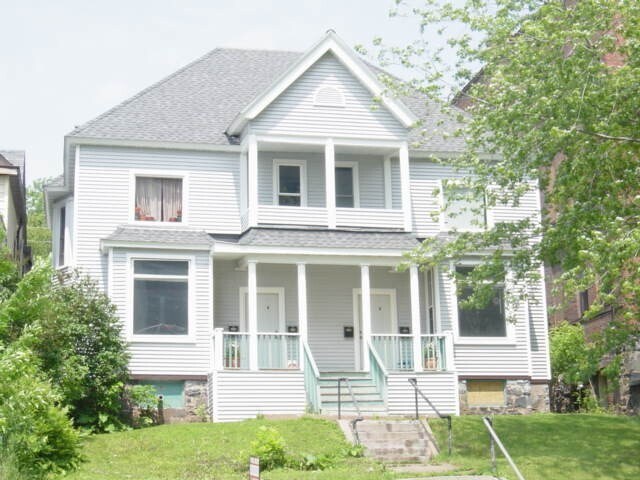 221 3RD St in Duluth, MN - Building Photo