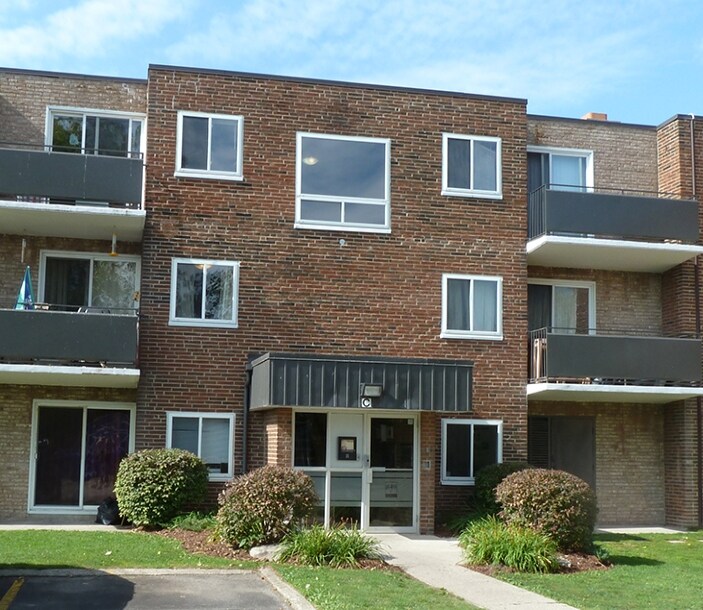 Devine Street Apartments in Sarnia, ON - Building Photo