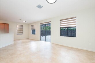 11510 NW 88th Ln in Doral, FL - Building Photo - Building Photo