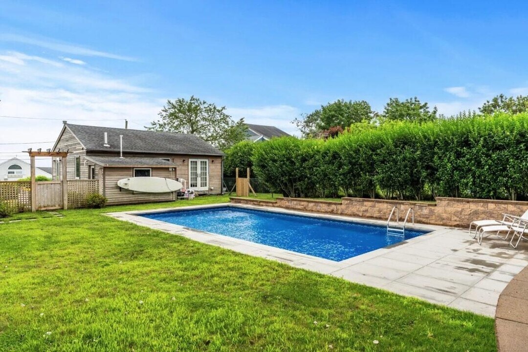 27 Landing Ln in Southampton, NY - Building Photo