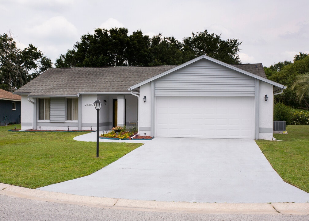 28435 Trident Ct in Zephyrhills, FL - Building Photo