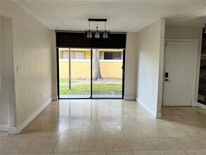 600 NW 214th St in Miami Gardens, FL - Building Photo - Building Photo
