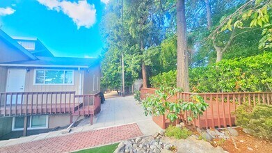 6410 SE 24th St in Mercer Island, WA - Foto de edificio - Building Photo