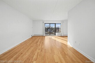 35300 Woodward Ave in Birmingham, MI - Foto de edificio - Building Photo