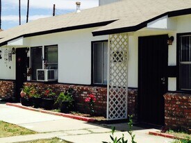 15863 Victory Blvd in Los Angeles, CA - Building Photo