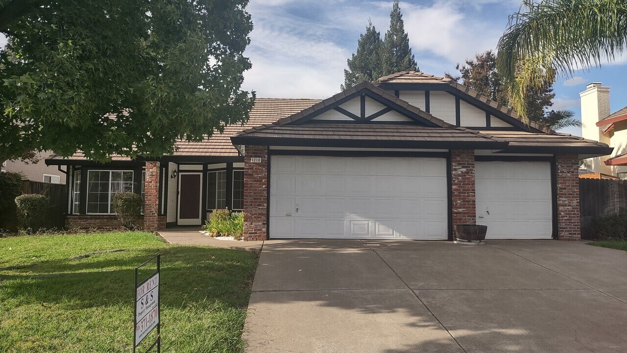1210 Camino Capistrano in Roseville, CA - Building Photo