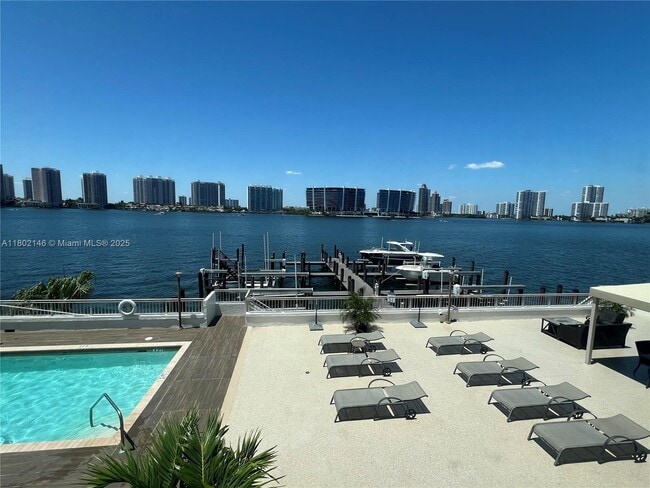 18000 N Bay Rd in Sunny Isles Beach, FL - Building Photo - Building Photo